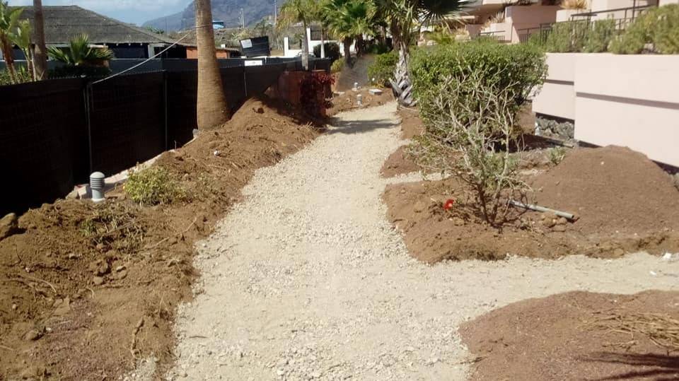 COMIENZO DE TRABAJOS DE PASARELA EN JARDÍNES Y RESTAURANTE DE PISCINA EN COSTA GIGANTES. TENERIFE.