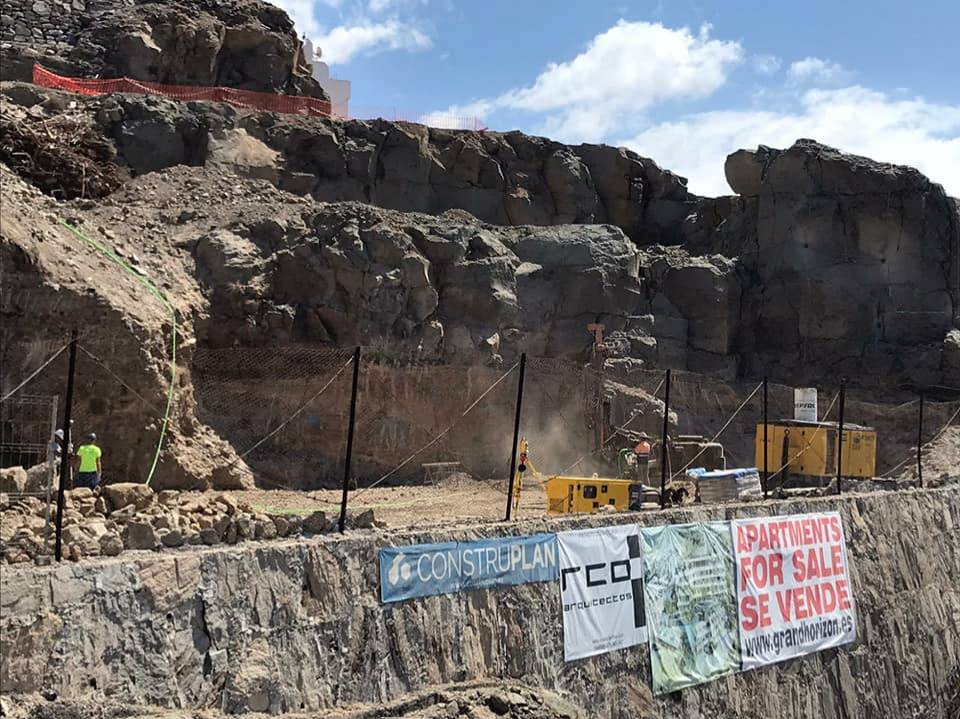 Realizando movimiento de tierras y micropilotaje del nuevo complejo de apartamentos Grand Horizon en Puerto Rico. Gran Canaria.