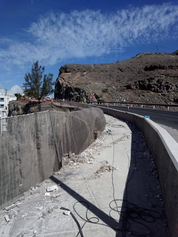 Demolición de balaustrada en la GC-500 Arguineguín.  Gran Canaria.