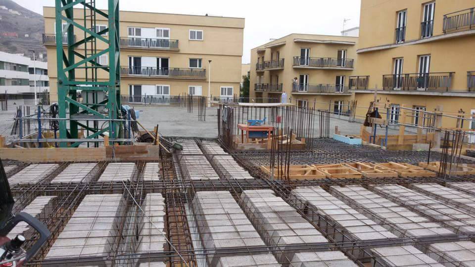 Forjado de la primera planta en el RESIDENCIAL DOS CAÑONES . Santa María de Guía.  Gran Canaria.