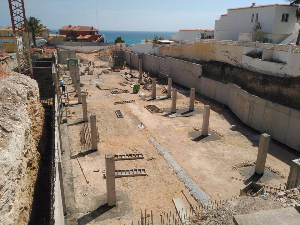 CIMENTACIÓN, MUROS, PILARES Y ALJIBE DEL CENTRO COMERCIAL COSTA CALMA. FUERTEVENTURA