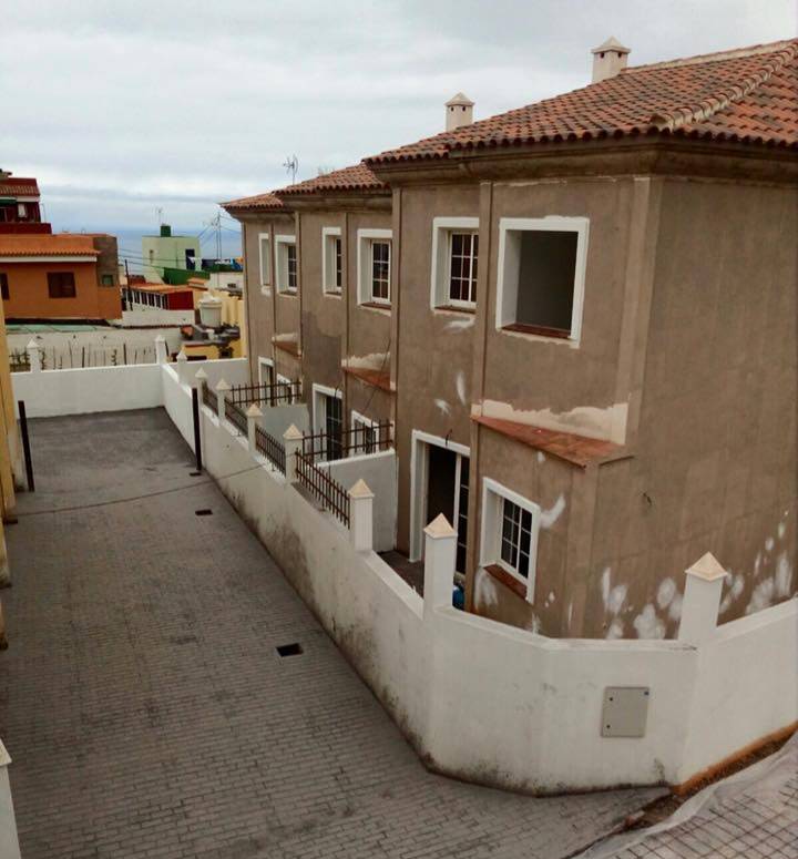 VIVIENDAS UNIFAMILIARES ADOSADAS DE BUILDINGCENTER EN CAMINO DE LOMO SOLÍS. VALLE GUERRA. TENERIFE